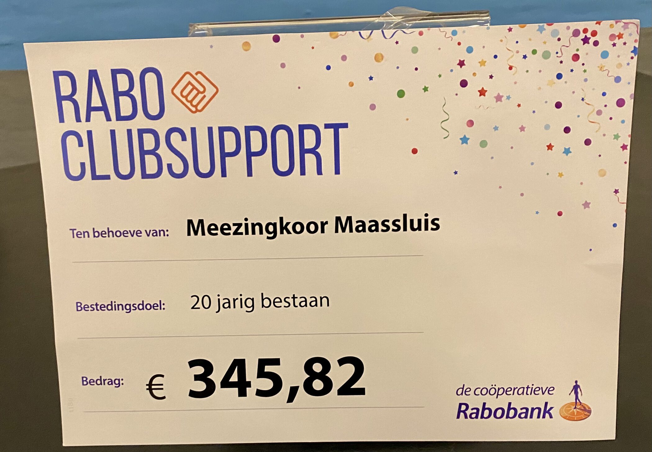 Meezingkoor Maassluis Ontvangt Cheque van Rabo Clubsupport!